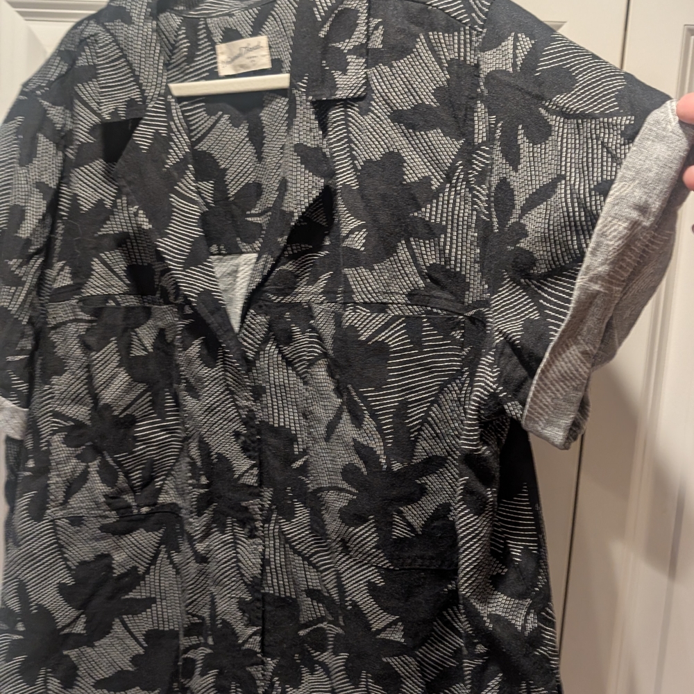 Women's Universal Thread Size XL Black and Gray Floral Top